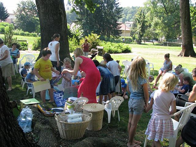 Pravljična ura pod hrasti z ustvarjalno delavnico (10)