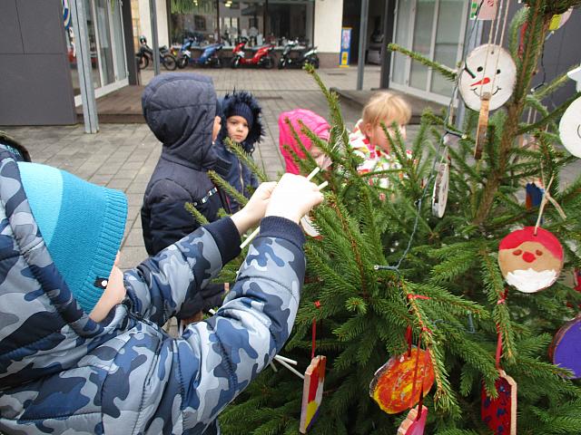 Okraševanje vrtčevske smrečice, 15.12.2021 (5)