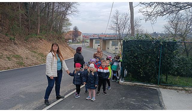 Pohod skupin otrok zvezdice in čebelice ter presenečenje velikonočnega zajčka (8)