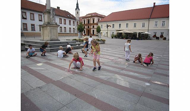 Čebelice - risanje s kredami (2)