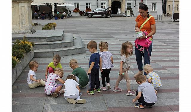 Gibanje in ustvarjanje na glavnem trgu (153)