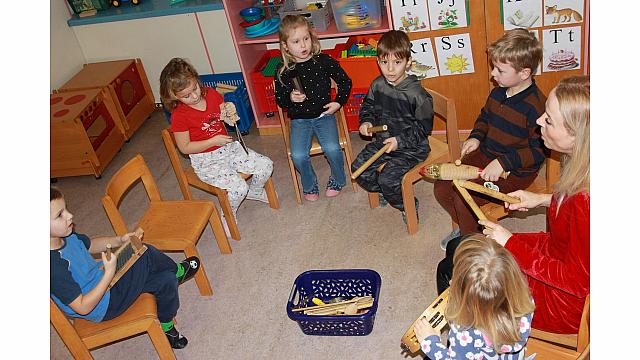 Petje zimskih pesmi ob spremljavi ritmičnih glasbil (žoge) (1)