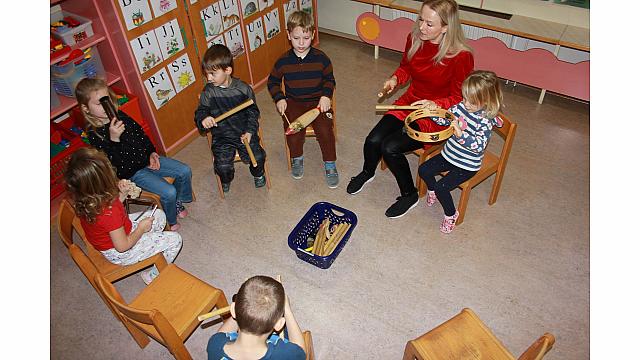 Petje zimskih pesmi ob spremljavi ritmičnih glasbil (žoge) (2)