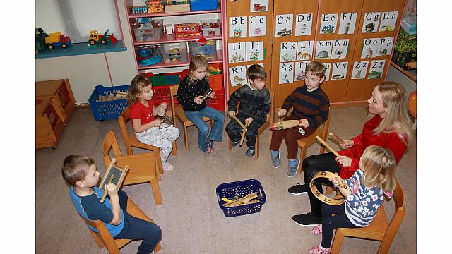 Petje zimskih pesmi ob spremljavi ritmičnih glasbil (žoge) (3)