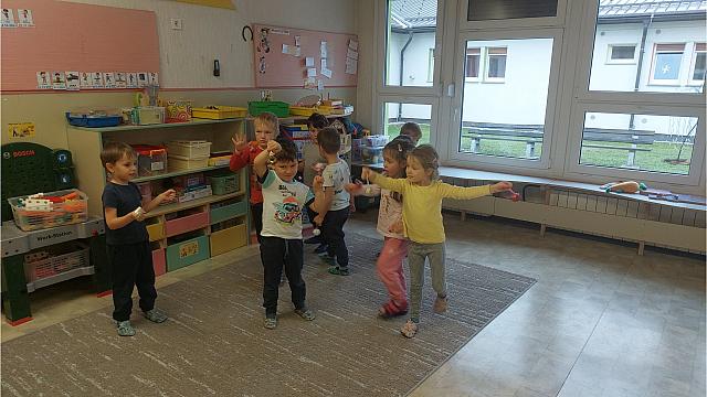 petje pesmi s spremljavo zvončkov Muzikanti (1)