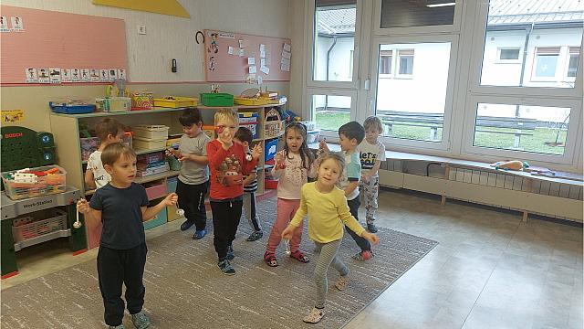 petje pesmi s spremljavo zvončkov Muzikanti (2)