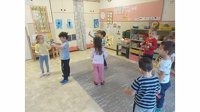 petje pesmi s spremljavo zvončkov Muzikanti (3)