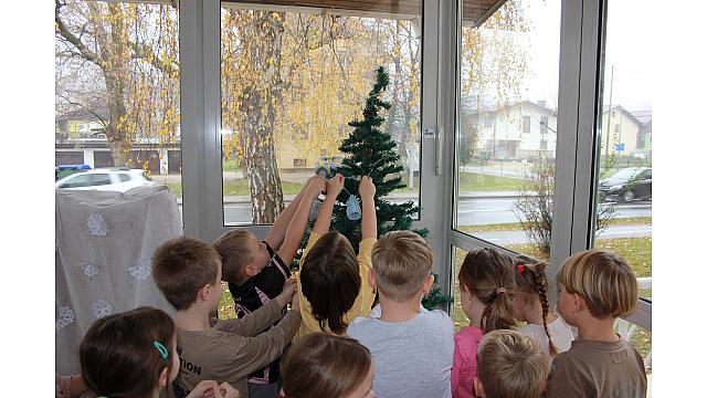 Krašenje jelke (žoge, mehurčki, raziskovalci) (1)