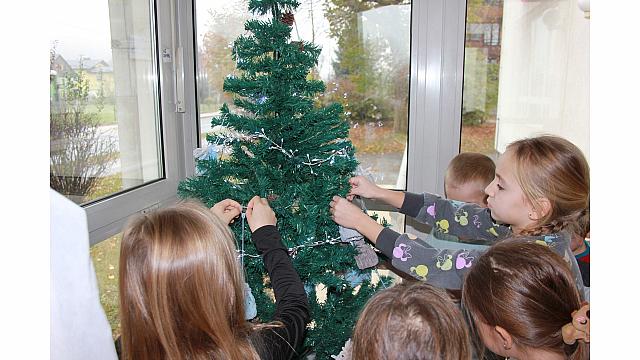 Krašenje jelke (žoge, mehurčki, raziskovalci) (5)