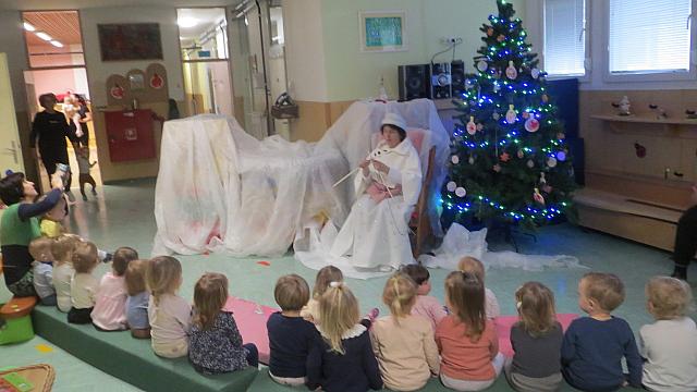 Predstava Babica zima - Sončki, Metulji, Orleki, Mavrice (1)