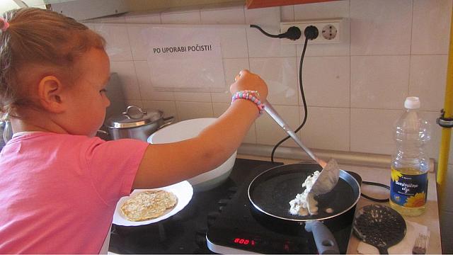 Nabiranje akacije in naredili palačinke iz njih (16)