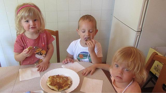 Nabiranje akacije in naredili palačinke iz njih (17)