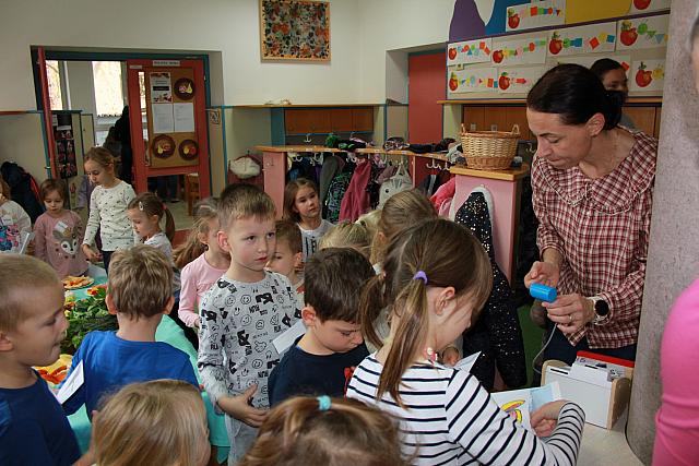 Sadno zelenjavni dan (raziskovalci, mehurčki, žoge) (12)