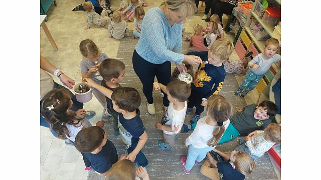 okušanje nadeva, metulji, muzikanti, sončki