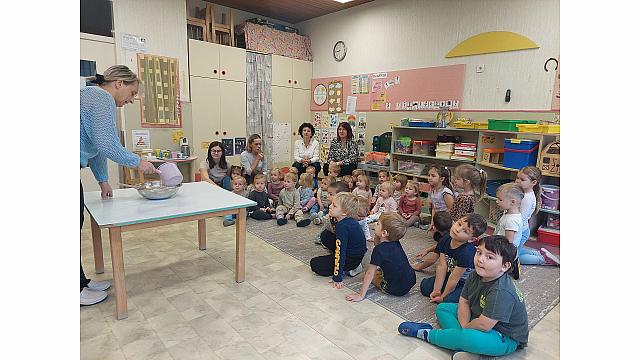 priprava ajdovega testa za krapec, muzikanti, metulji, sončki