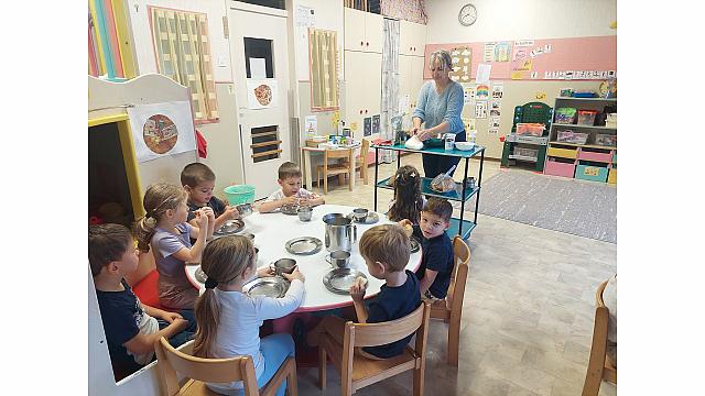 priprava skutinega nadeva, metulji, sončki, muzikanti