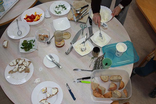 Priprava mlečnih namazov z Nado (raziskovalci, mehurčki, žoge) (12)