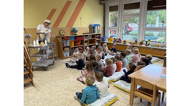 priprava sadno-mlečnega napitka (sovice, Pedenjpedi, lizike)(6)