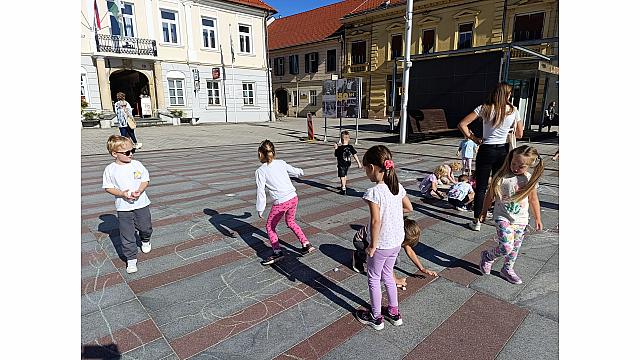Igrajmo se skupaj na trgu (Raziskovalci, Mehurčki, Žoge, šola) (16)