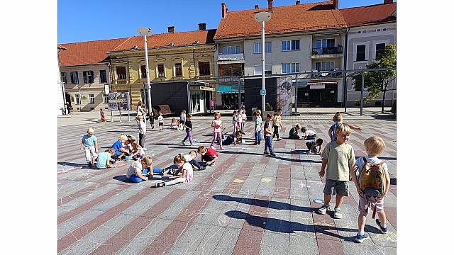 Igrajmo se skupaj na trgu (Raziskovalci, Mehurčki, Žoge, šola) (17)