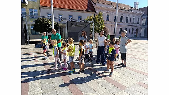 Igrajmo se skupaj na trgu (Raziskovalci, Mehurčki, Žoge, šola) (20)