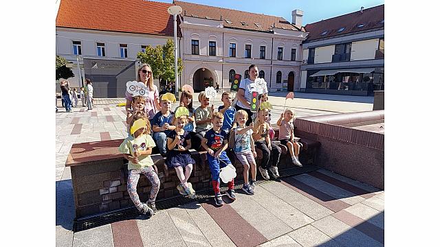 Igrajmo se skupaj na trgu (Raziskovalci, Mehurčki, Žoge, šola) (24)