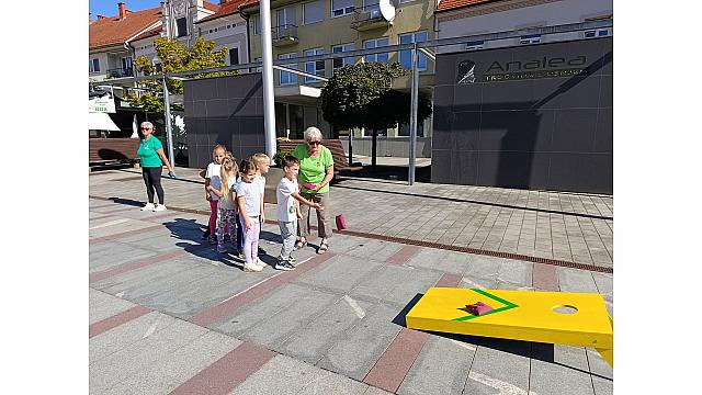 Igrajmo se skupaj na trgu (Raziskovalci, Mehurčki, Žoge, šola) (25)