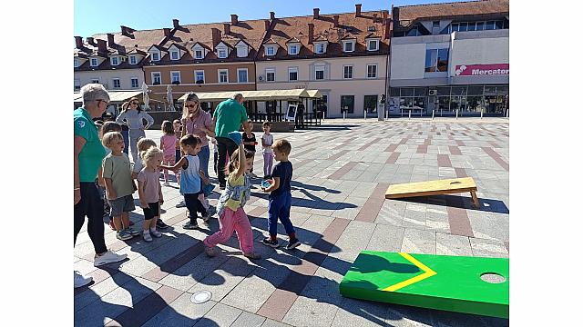 Igrajmo se skupaj na trgu (Raziskovalci, Mehurčki, Žoge, šola) (27)