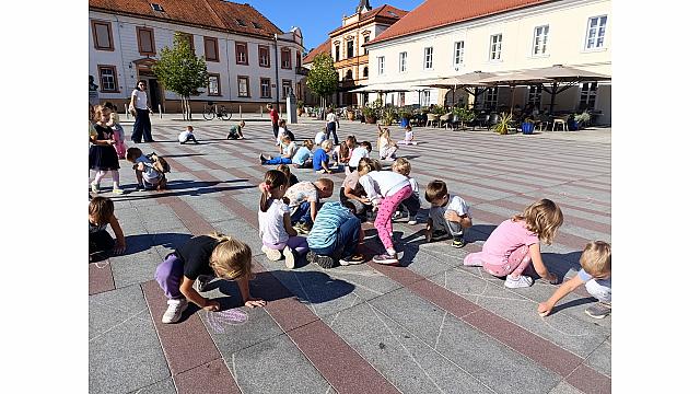 Igrajmo se skupaj na trgu (Raziskovalci, Mehurčki, Žoge, šola) (28)