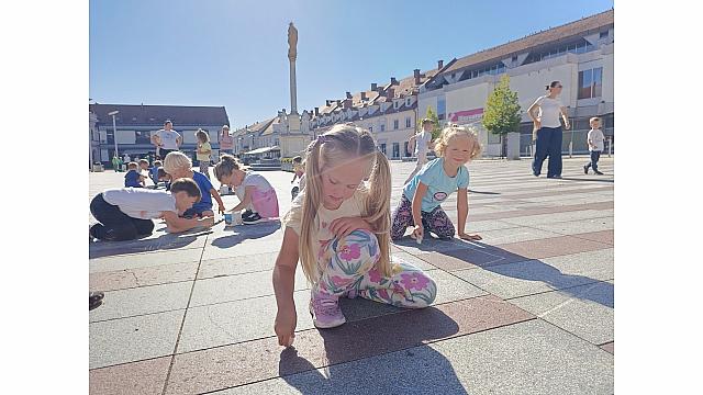 Igrajmo se skupaj na trgu (Raziskovalci, Mehurčki, Žoge, šola) (31)