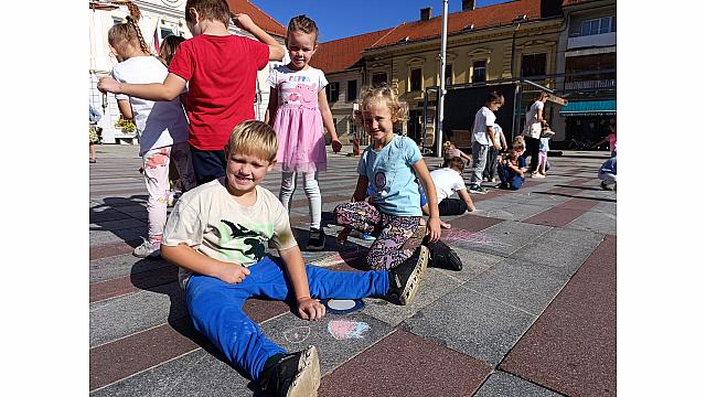 Igrajmo se skupaj na trgu (Raziskovalci, Mehurčki, Žoge, šola) (32)