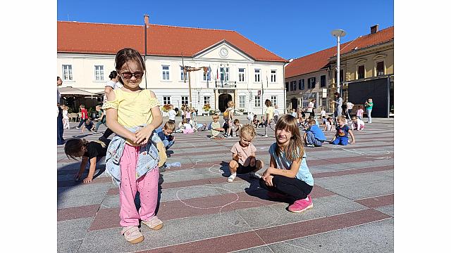 Igrajmo se skupaj na trgu (Raziskovalci, Mehurčki, Žoge, šola) (33)