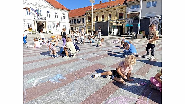 Igrajmo se skupaj na trgu (Raziskovalci, Mehurčki, Žoge, šola) (35)