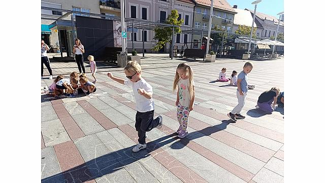 Igrajmo se skupaj na trgu (Raziskovalci, Mehurčki, Žoge, šola) (36)