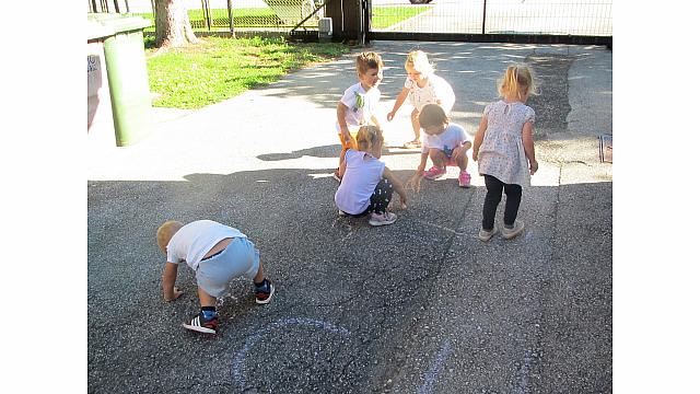 Pedenjpedi - risanje s kredami pred vrtcem (3)