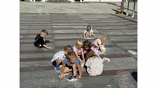druženje na Glavnem trgu-risanje s kredami, Lizike (1)