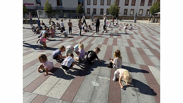 druženje na Glavnem trgu-risanje s kredami, Lizike (2)
