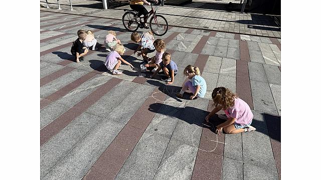 druženje na Glavnem trgu-risanje s kredami, Lizike (3)