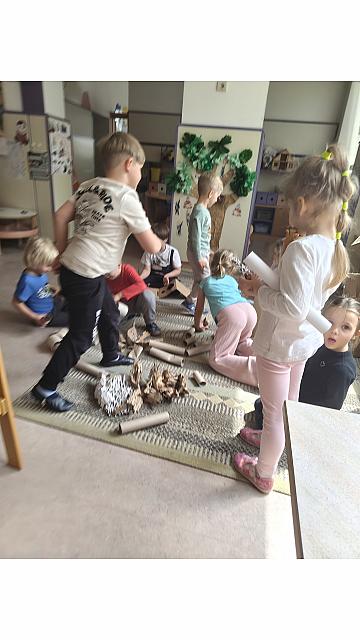 Mehurčki igra z naravnim materialom (1)