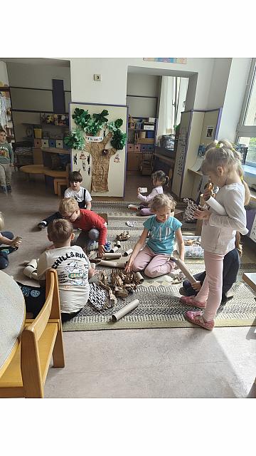 Mehurčki igra z naravnim materialom (2)