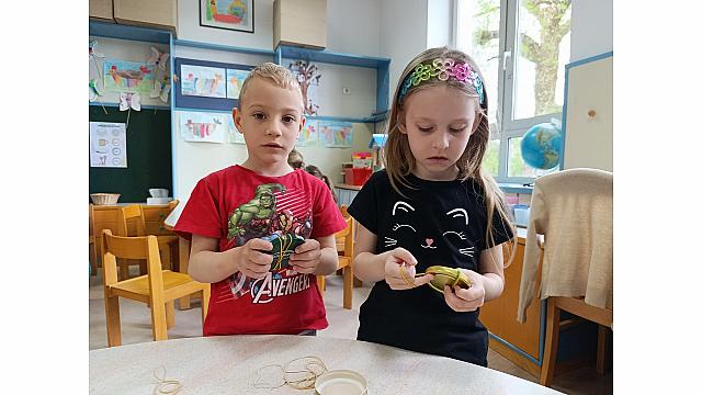 ustvarjanje brenkal iz odpadnega materiala - Raziskovalci (3)