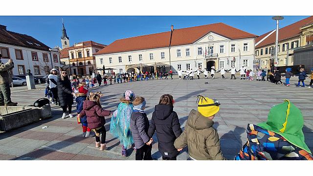 Rajanje na trgu in atriju Mehurčki (2)