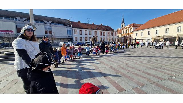 Rajanje v atriju in na trgu Žoge (1)