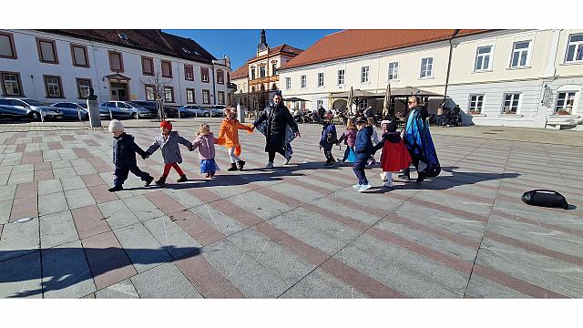 Rajanje v atriju in na trgu Žoge (2)