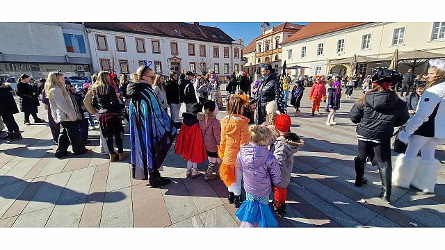 Rajanje v atriju in na trgu Žoge (3)