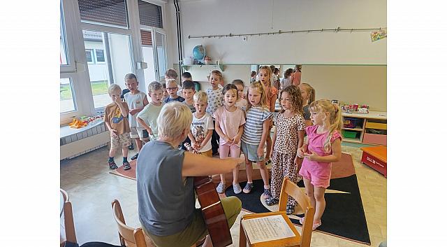 učenje nove pesmice (5)