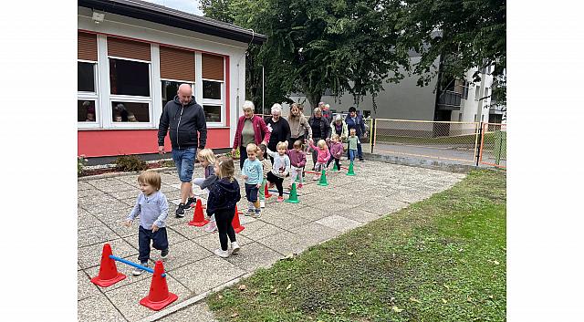 Gibalno dopoldne z babicami in dedki (2)