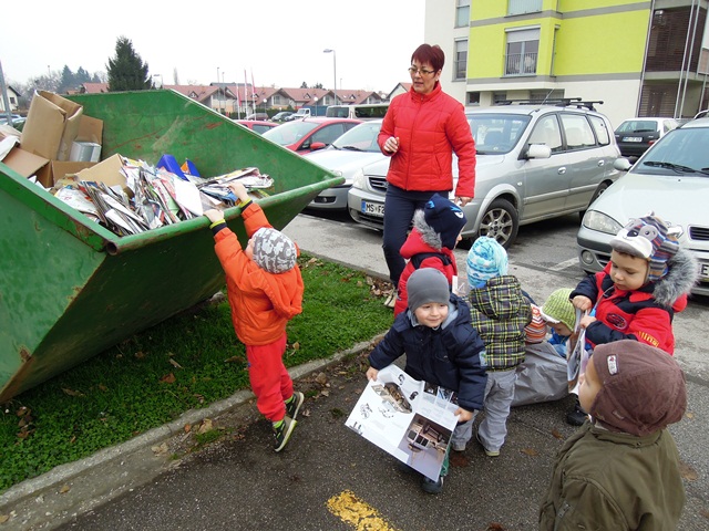 Odnašanje odpadnega papirja v kontejner (1)