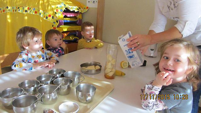 Priprava napitka iz mleka, medu, banane in cimeta