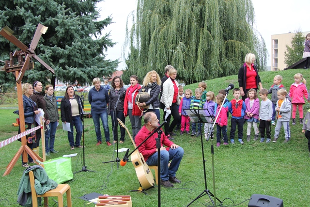 Glasbena skupina POLEPOJE na kostanjevem pikniku